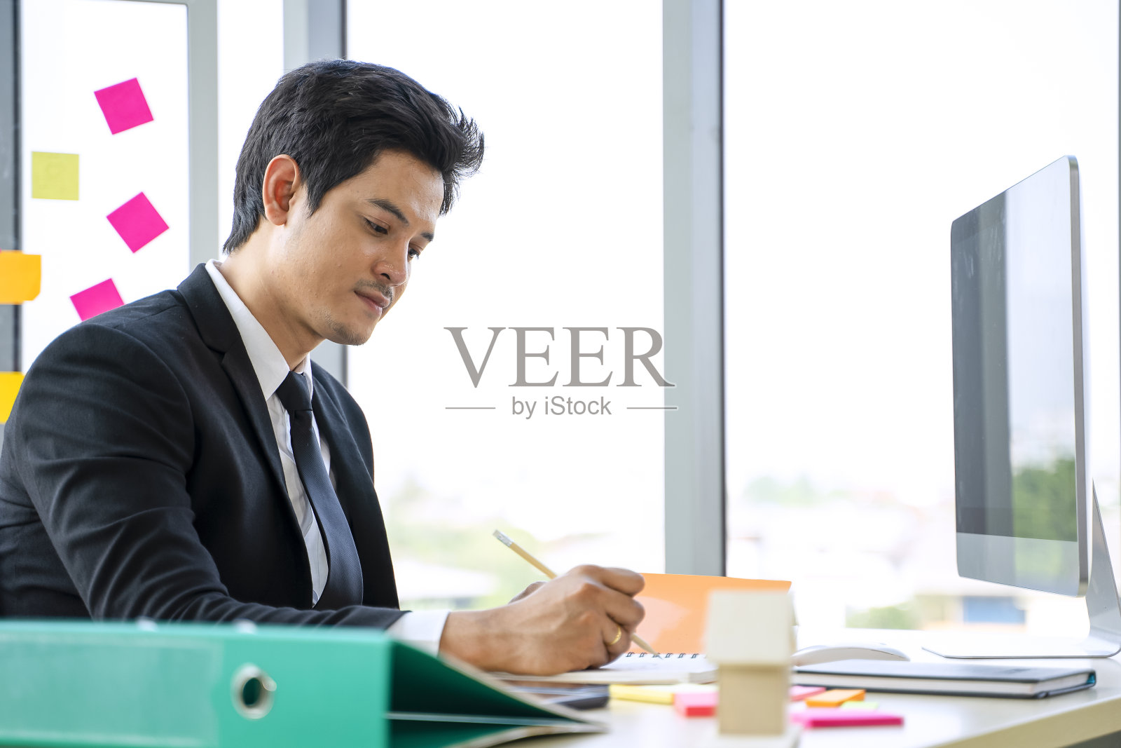 员工在办公室工作。照片摄影图片