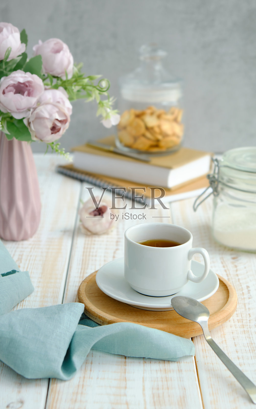 茶具放在桌上,用刀叉喝茶。有选择性的重点照片摄影图片