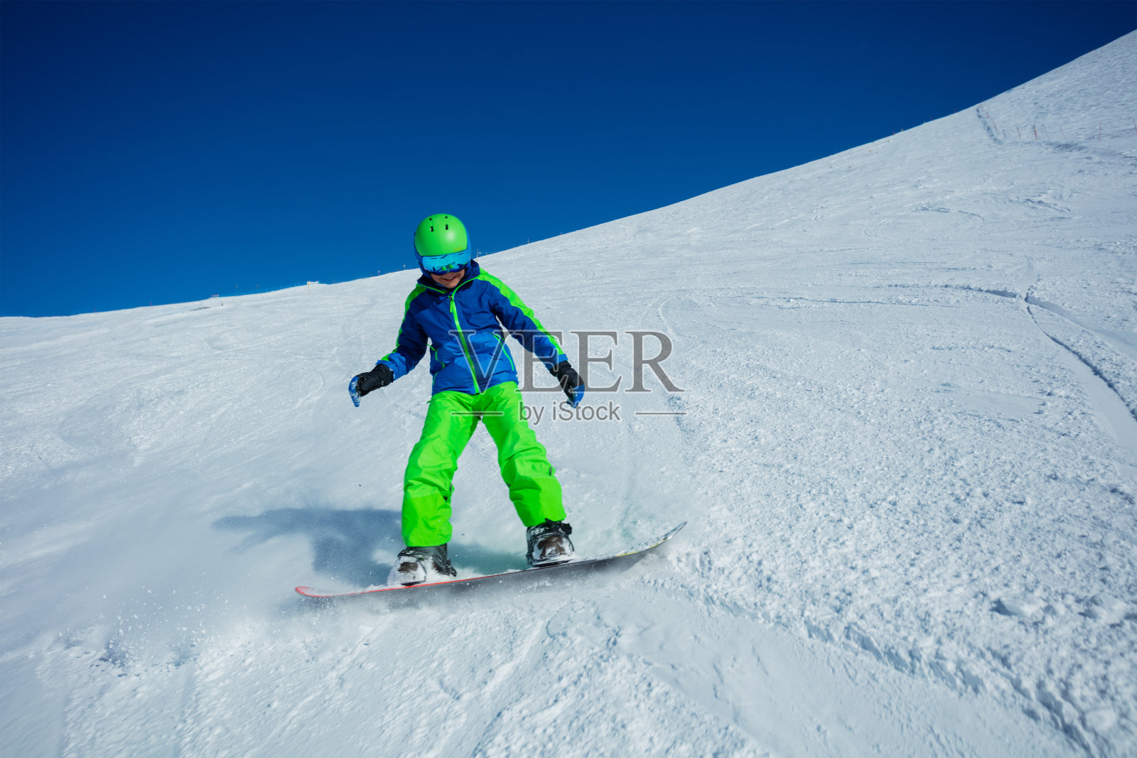 男孩快速滑雪下山运动照片照片摄影图片