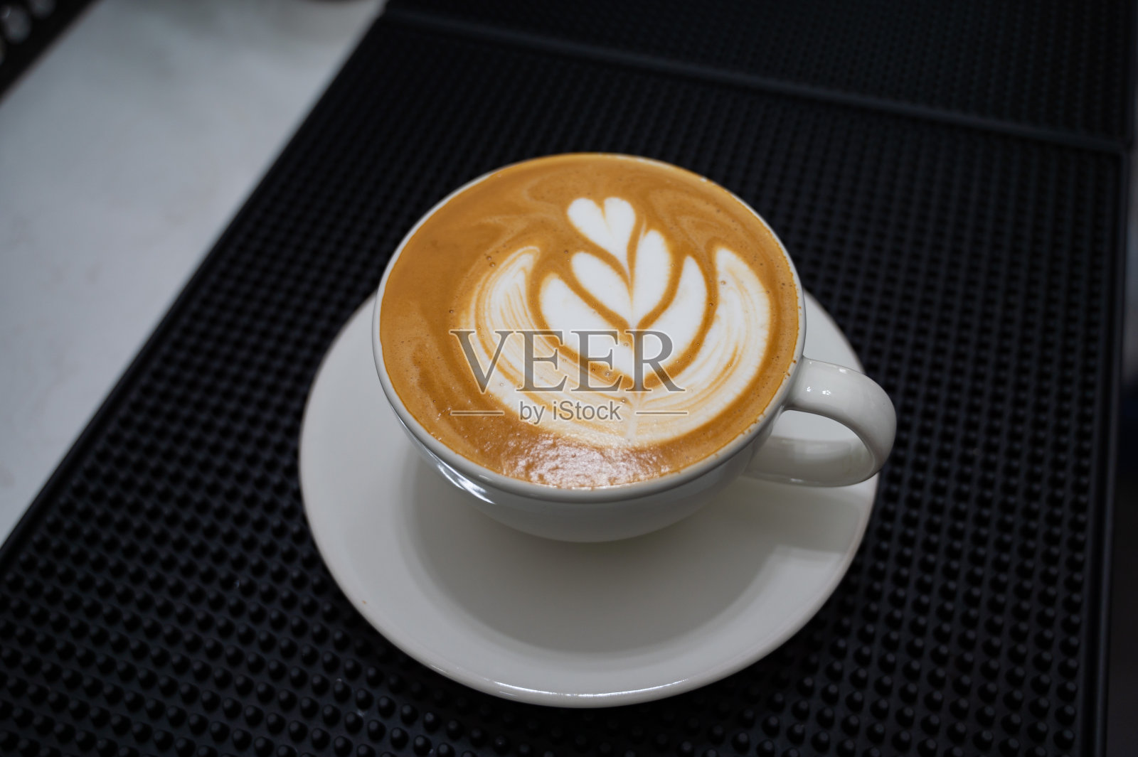 桌上热拿铁咖啡,放松时间照片摄影图片