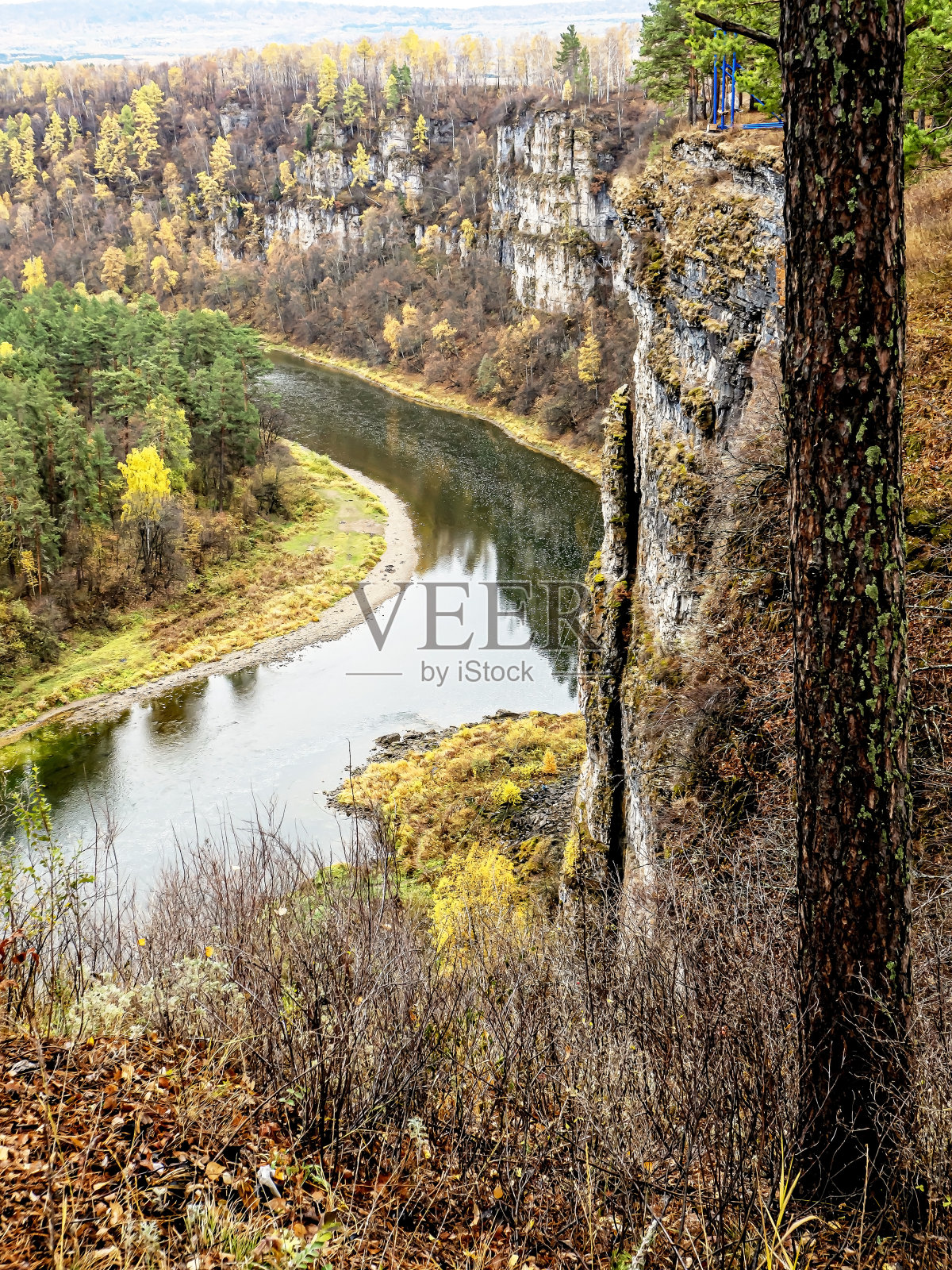从布满岩石的河岸俯瞰秋天的景色照片摄影图片