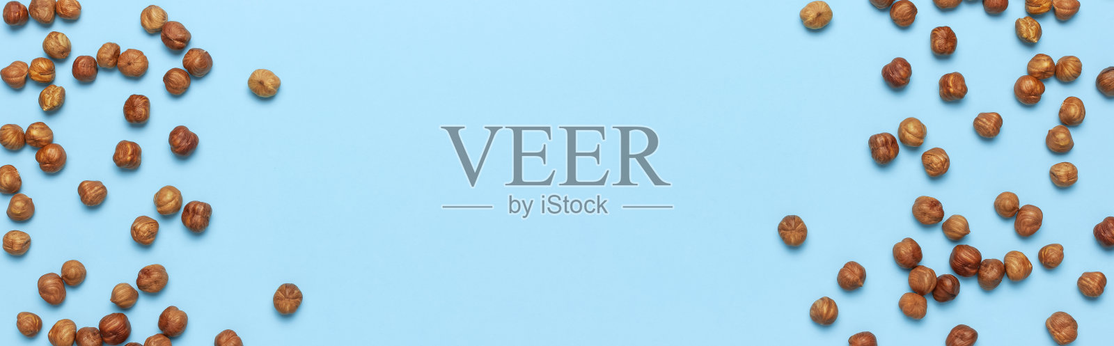 创新食品布局。蓝色背景上的榛子顶部视图拷贝空间。食品的概念,健康营养,坚果,健康脂肪。榛子平。核桃的模式。有机健康素食小吃照片摄影图片