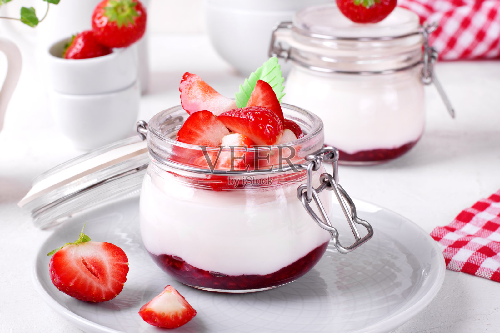 罐子里有草莓的酸奶照片摄影图片