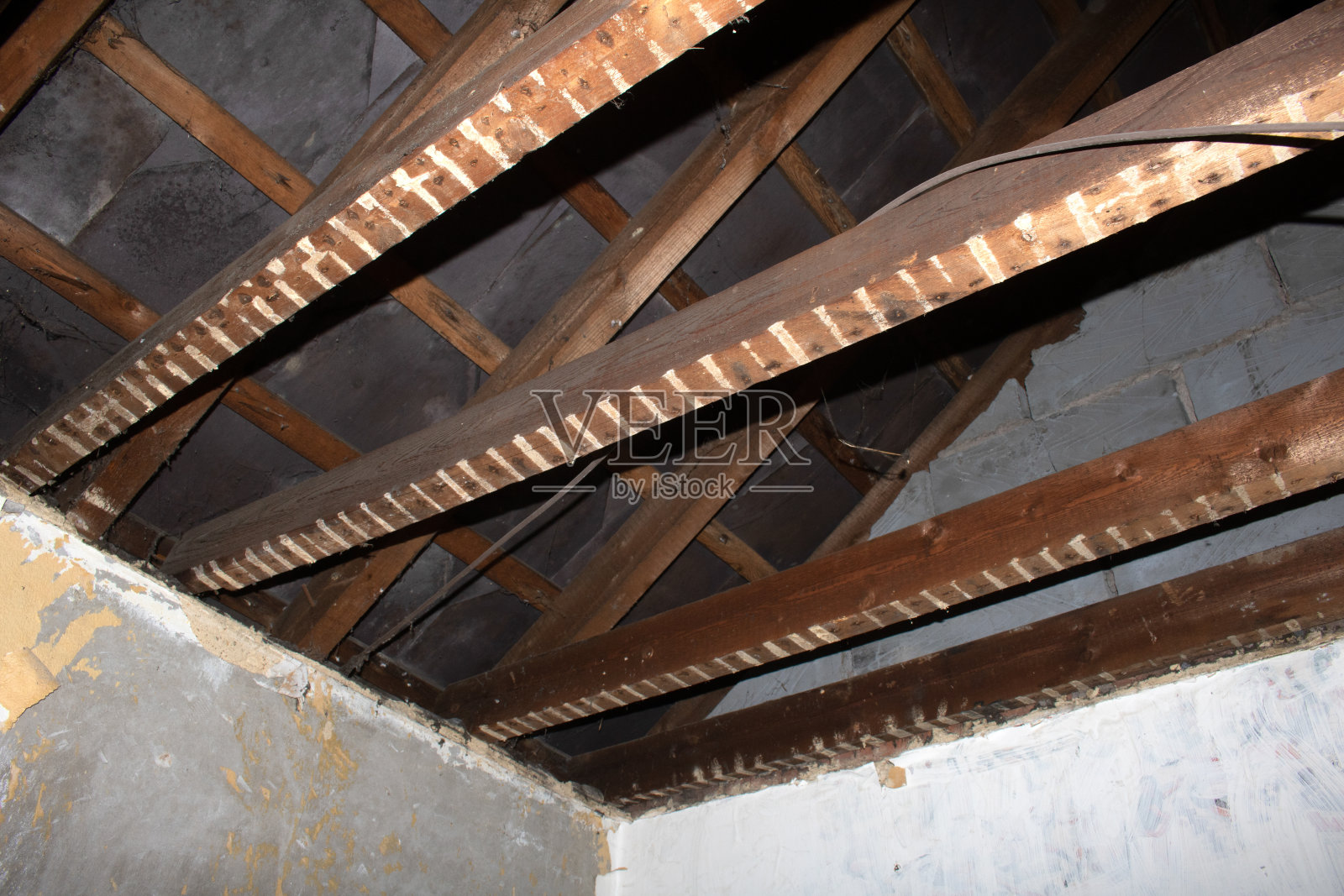 房屋装修:裸露天花板显示梁和屋顶照片摄影图片