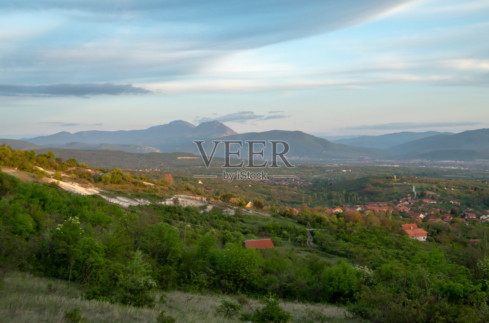 Nis附近的全景。美妙的春天的日落。照片摄影图片