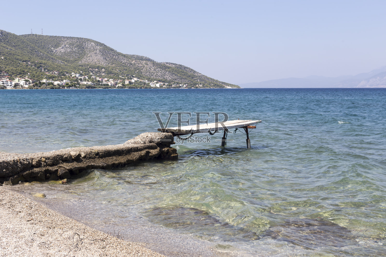 旧泊位和船(希腊,萨拉米斯岛)照片摄影图片
