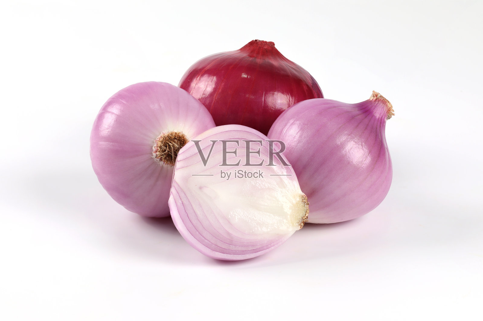 红洋葱,去皮,对半,白底特写照片摄影图片