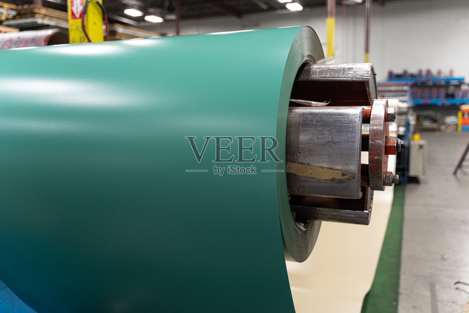 金属屋顶工厂中的绿色金属钢卷照片摄影图片