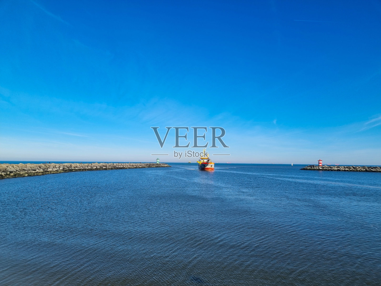 驶进港口的船照片摄影图片