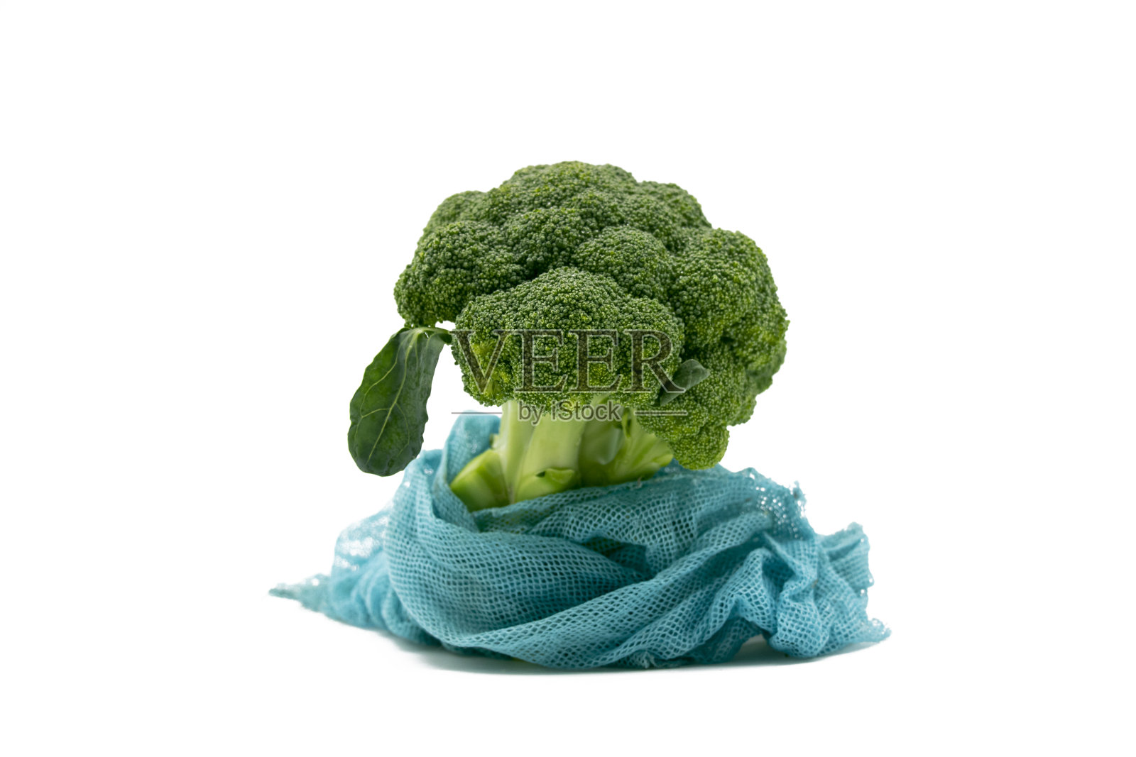 花椰菜片孤立在白色背景。用花椰菜做的创意布局。平的。食品的概念。照片摄影图片