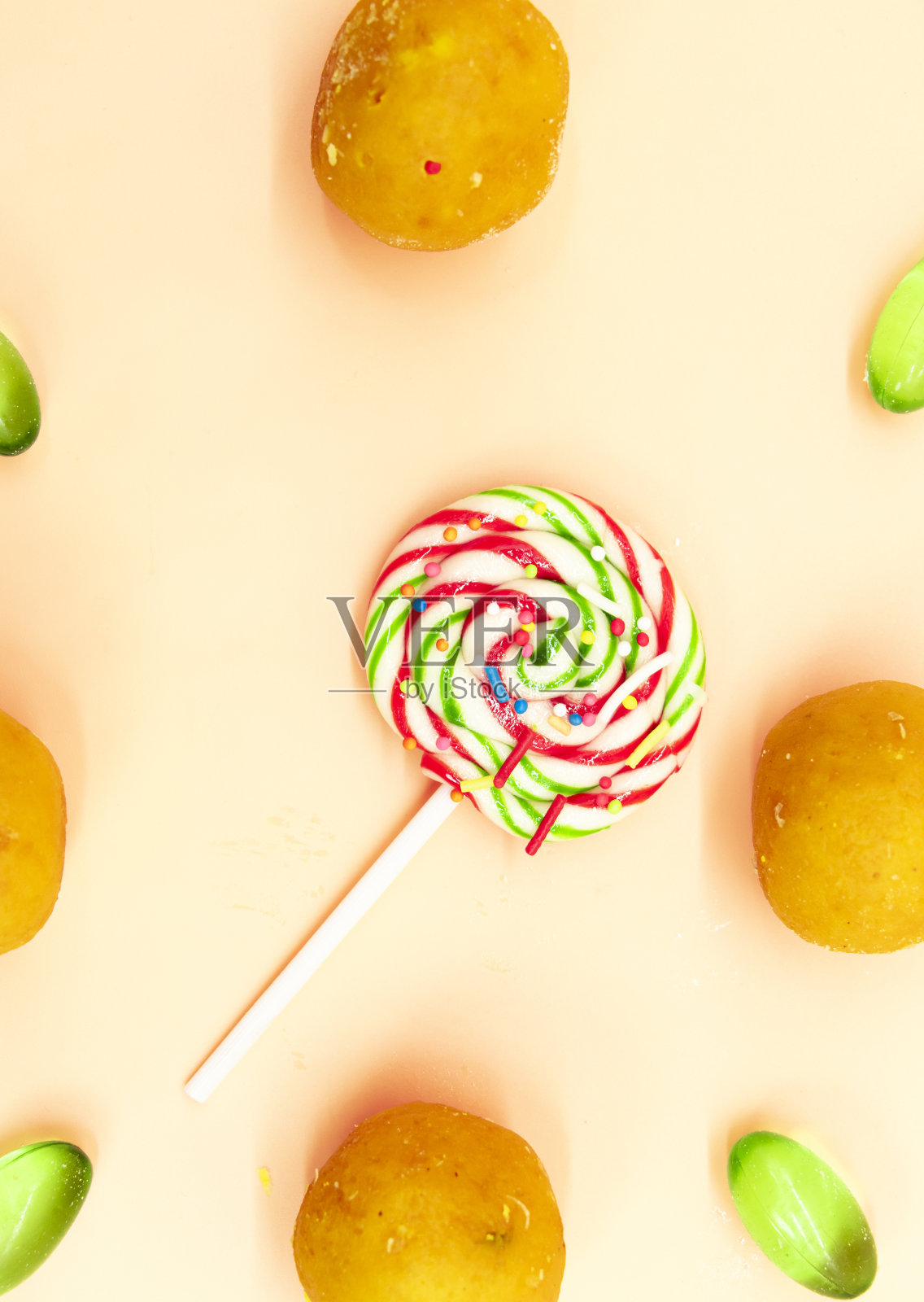 棒棒糖隔离彩色背景,俯视图照片摄影图片