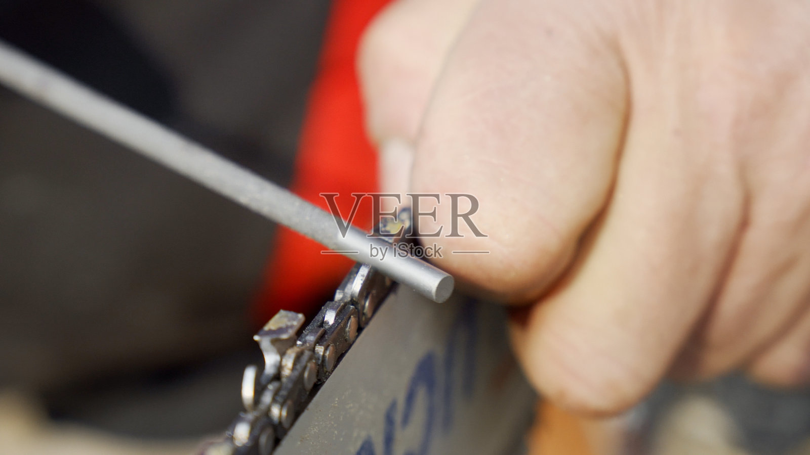 用圆锉刀进行链锯磨链特写照片摄影图片