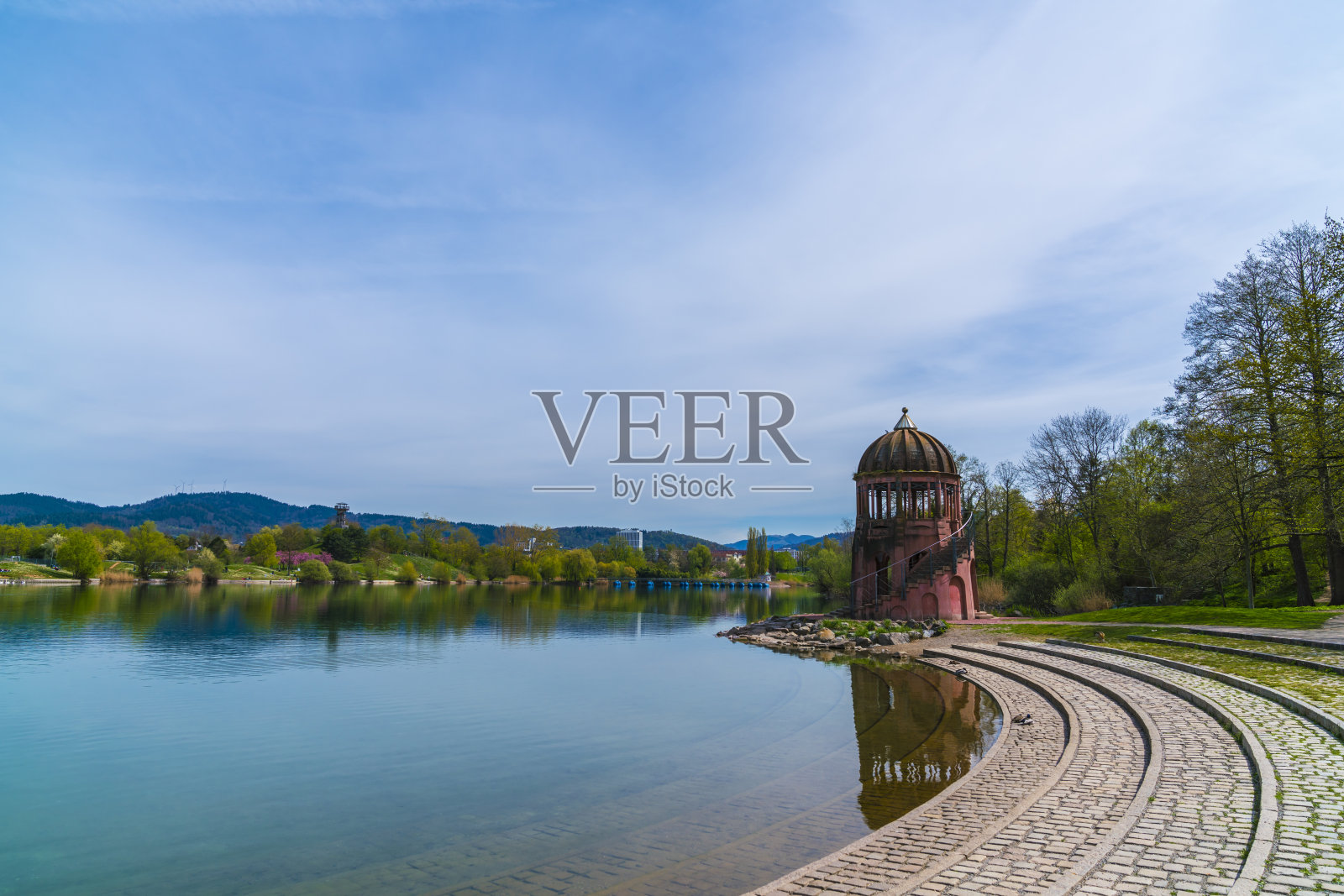 德国弗莱堡市林布列高市公园望园静水,春光明媚,自然风光秀丽照片摄影图片