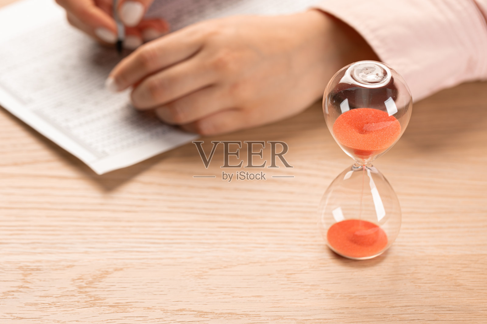 分配考试时间和学生手试练习和通过考试的复写纸、电脑纸和铅笔在学校考场,教育理念照片摄影图片