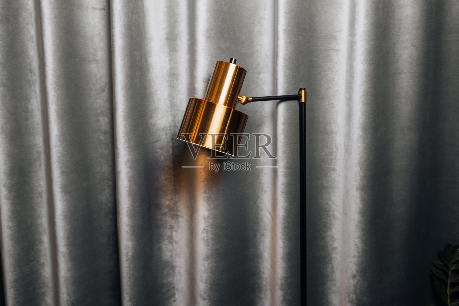 室内以窗帘为背景的金属灯照片摄影图片