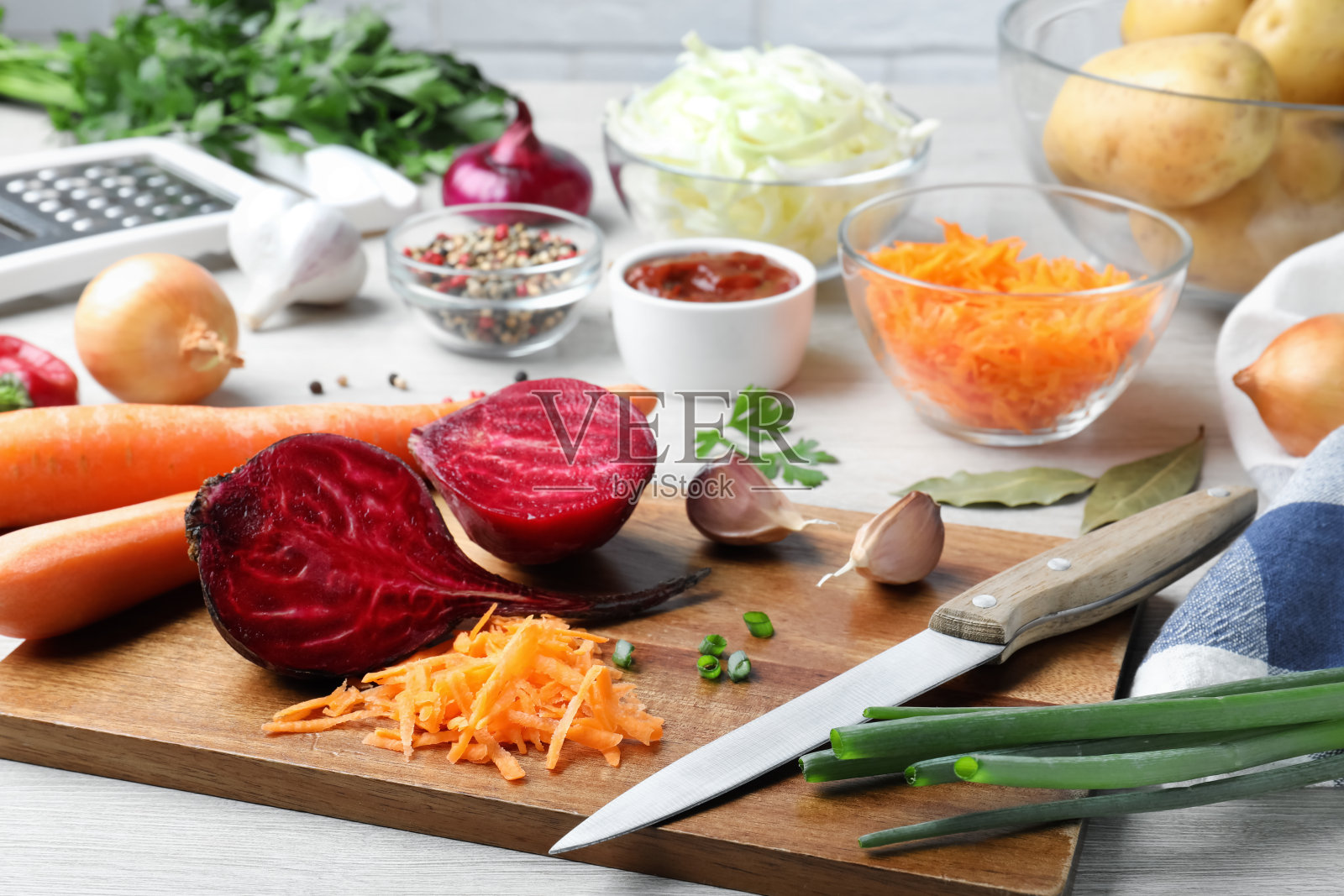 罗宋汤的新鲜原料放在白色木桌上照片摄影图片