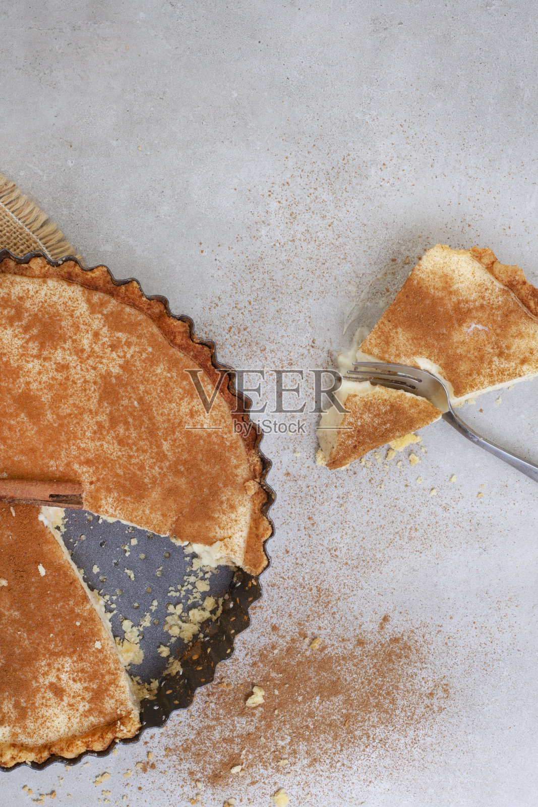 烤盘里的新鲜牛奶馅饼照片摄影图片