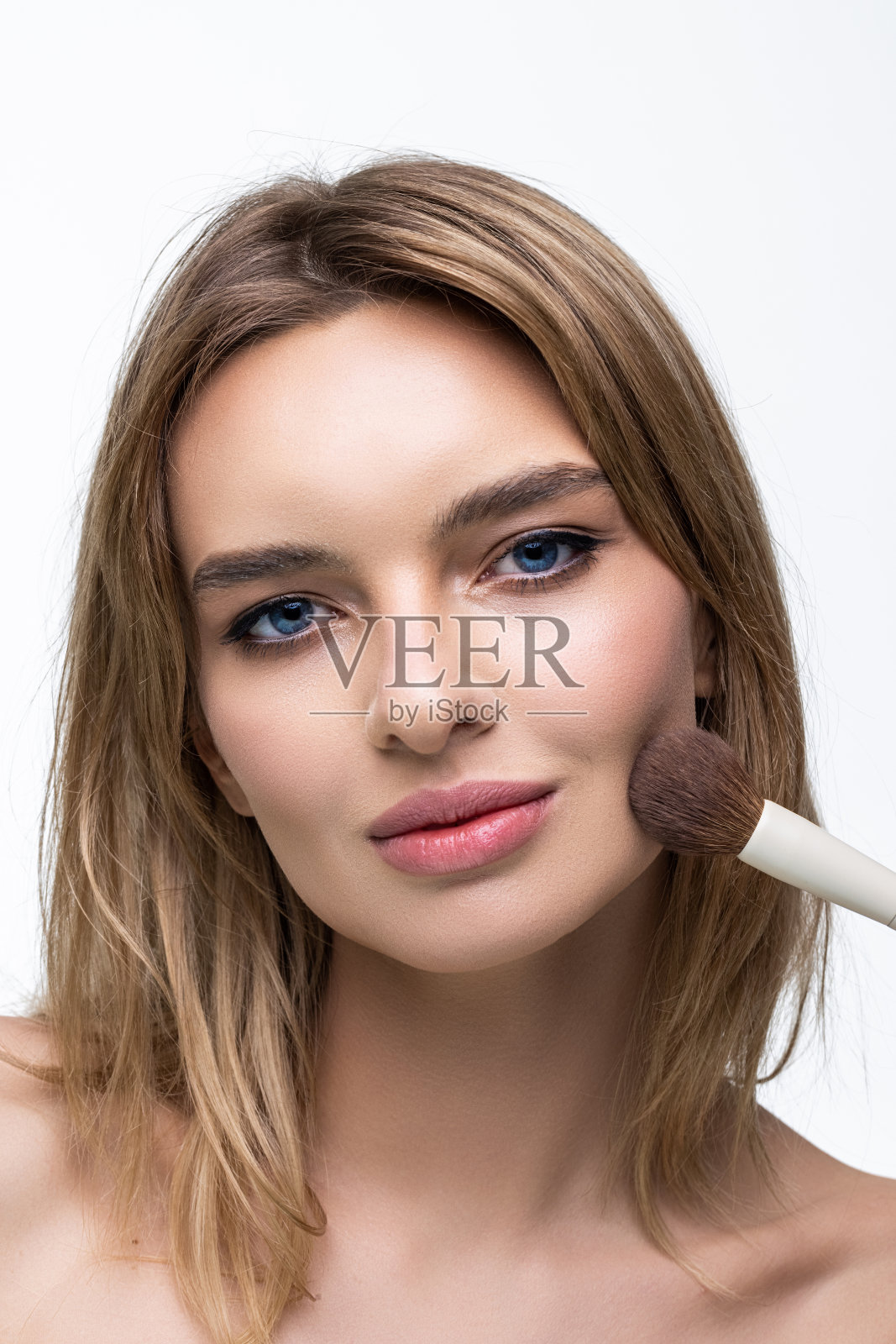 化妆用特写镜头。化妆品粉末刷。完美的皮肤在白色背景照片摄影图片