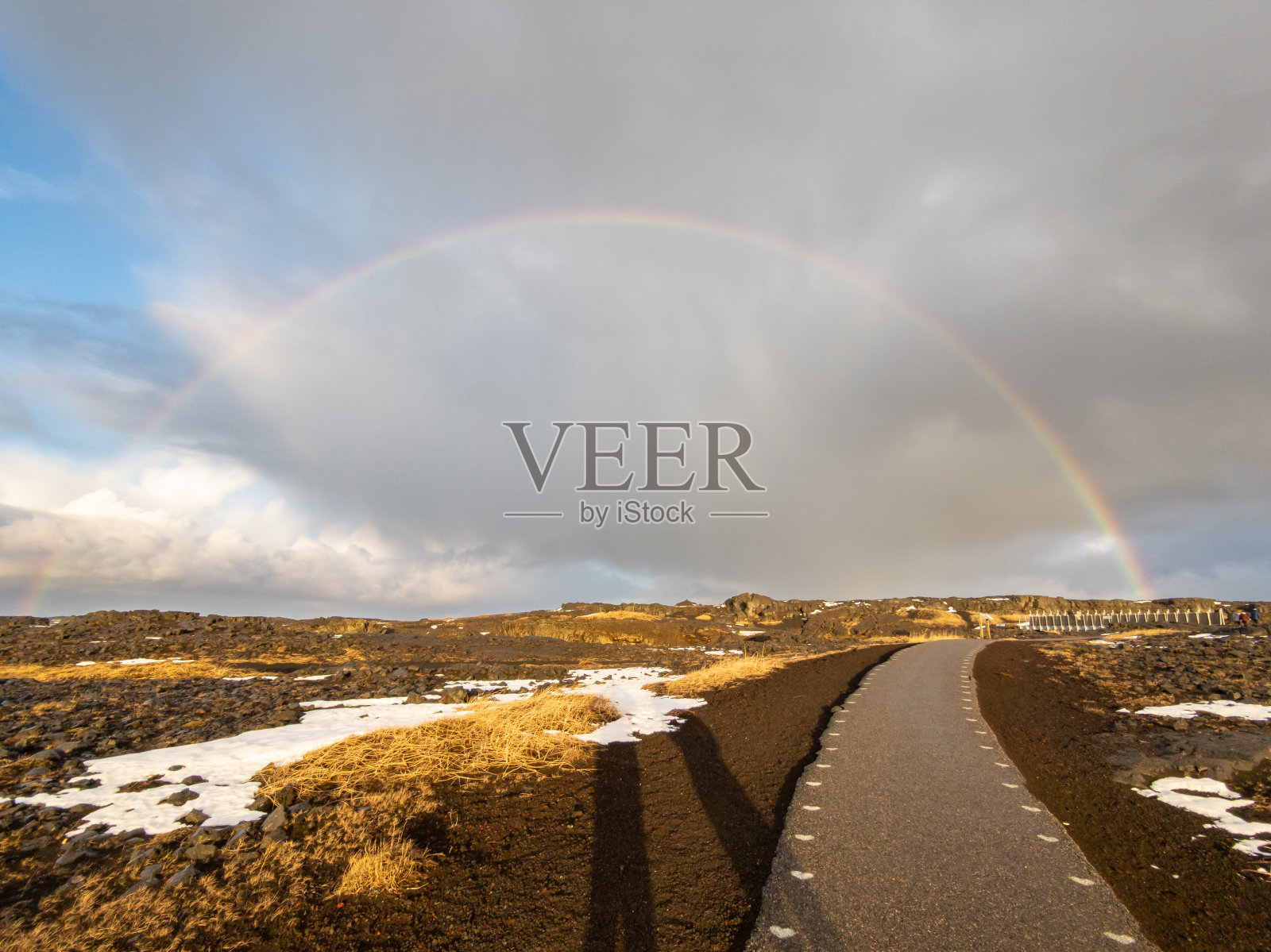 冰岛西部横跨北美和欧亚大陆板块之间的彩虹照片摄影图片