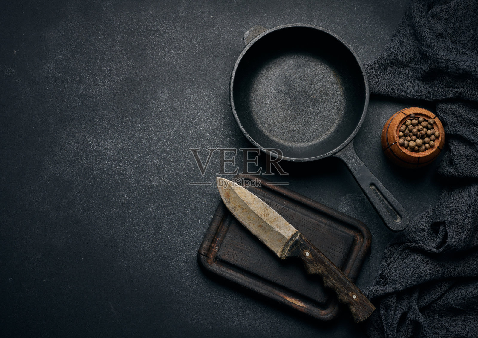 空圆铸铁煎锅木柄黑色桌子,俯视图照片摄影图片