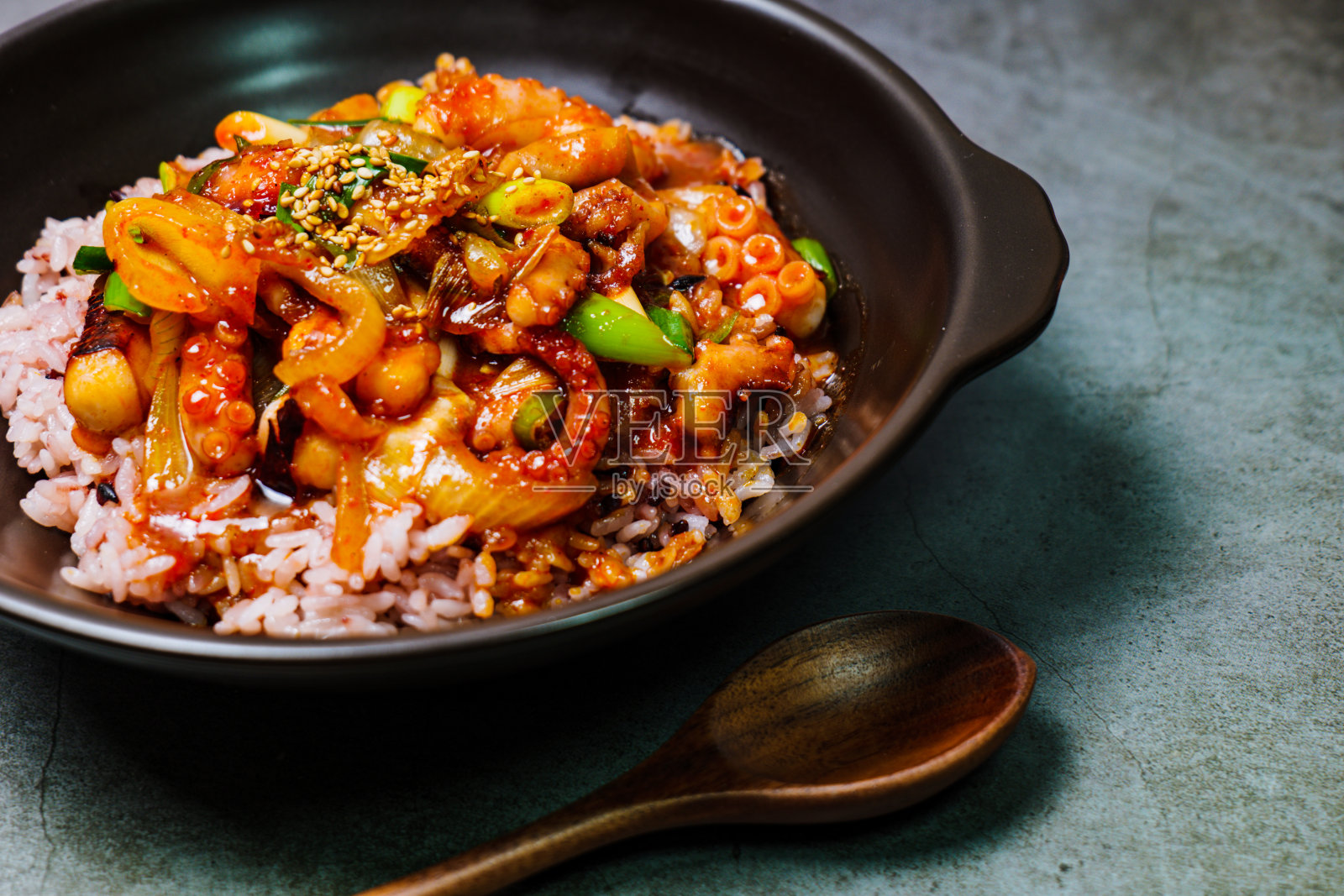 韩国辣炒章鱼饭:这道菜是在一个油煎的锅里,用大火炒洋葱和胡萝卜片,加上酱汁。然后将一口大小的章鱼片加入到半熟的蔬菜中。这是爵士照片摄影图片