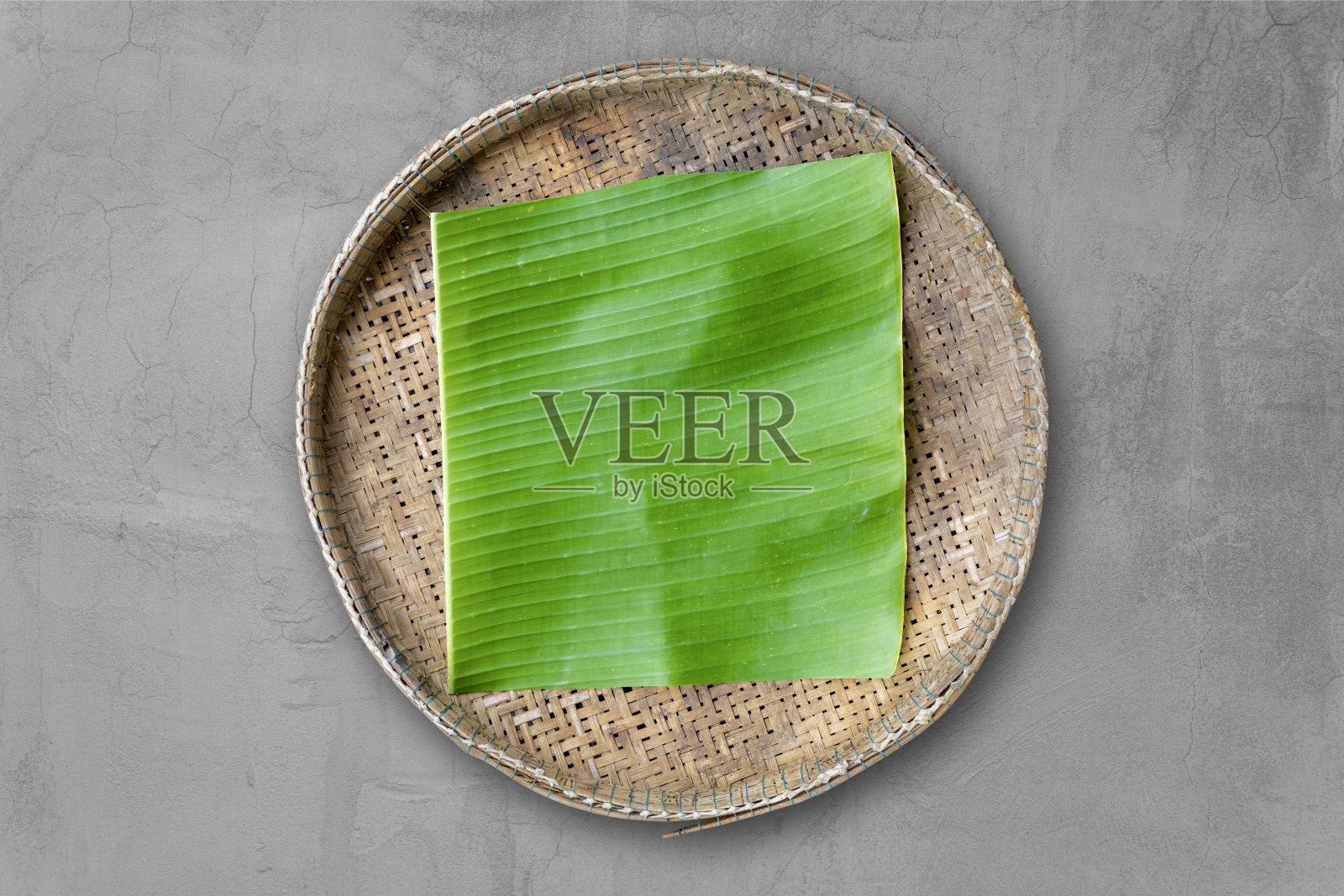 绿香蕉叶放在竹托盘上照片摄影图片