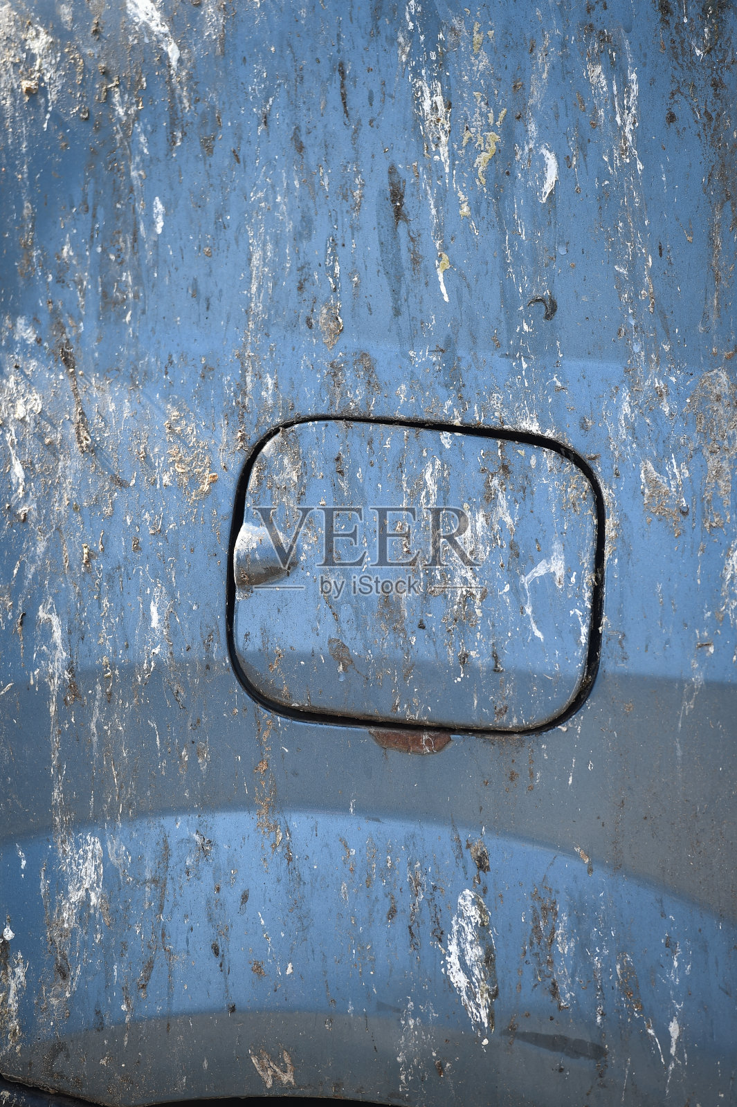 一辆完全被鸟屎覆盖的汽车照片摄影图片