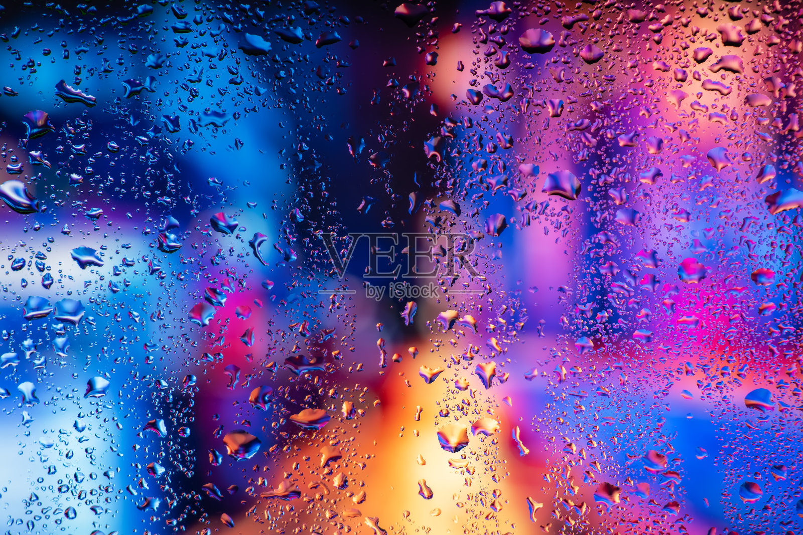 湿漉漉的玻璃上有冷凝液滴下来。冷雾玻璃背景夜灯照片摄影图片