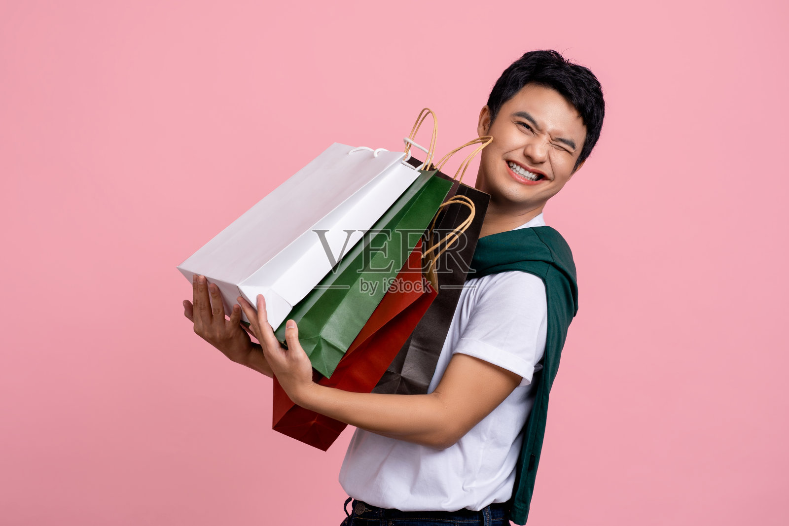 年轻的亚洲购物者携带许多购物袋。照片摄影图片