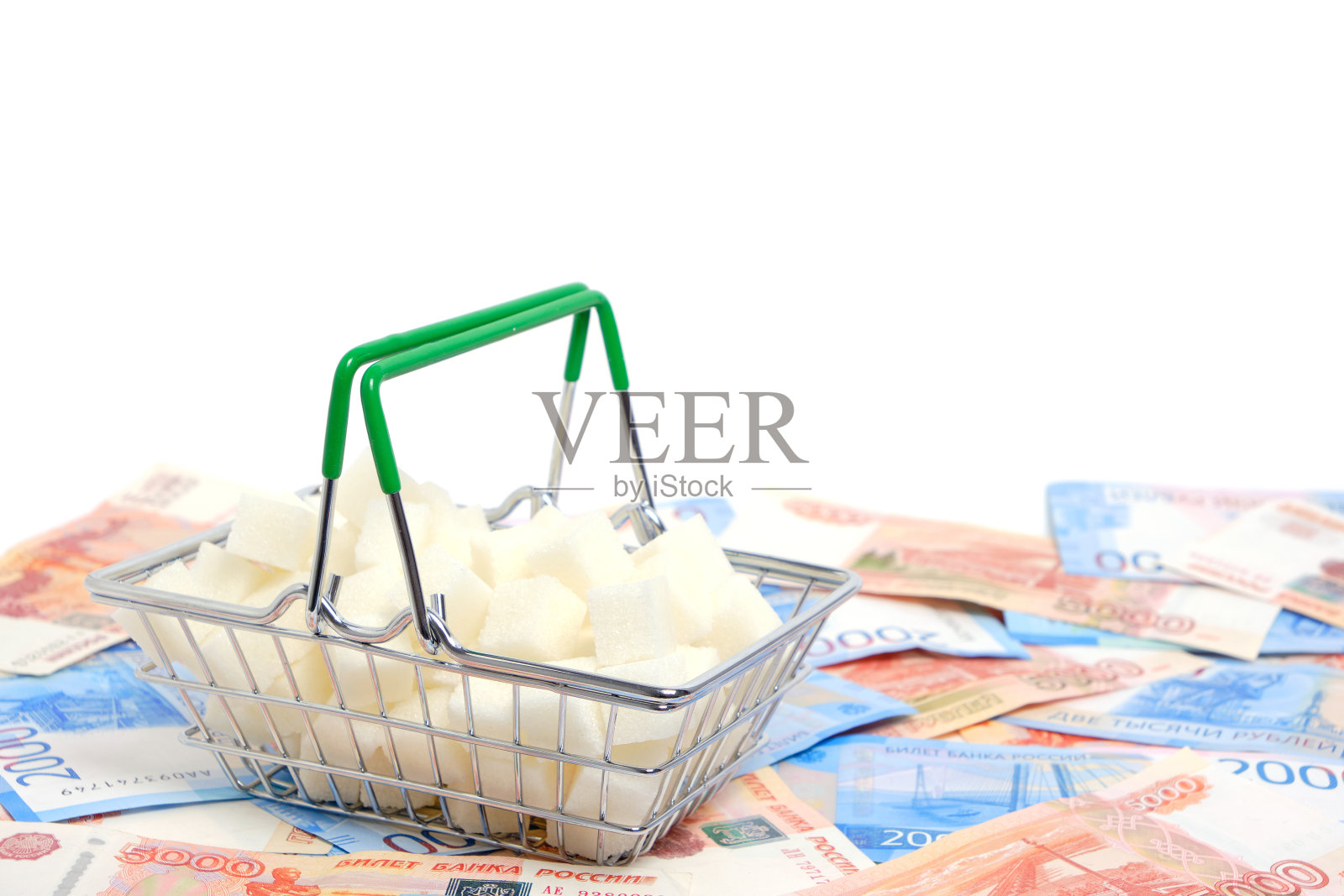 满篮糖购物对背景俄罗斯卢布。糖和食物短缺。照片摄影图片