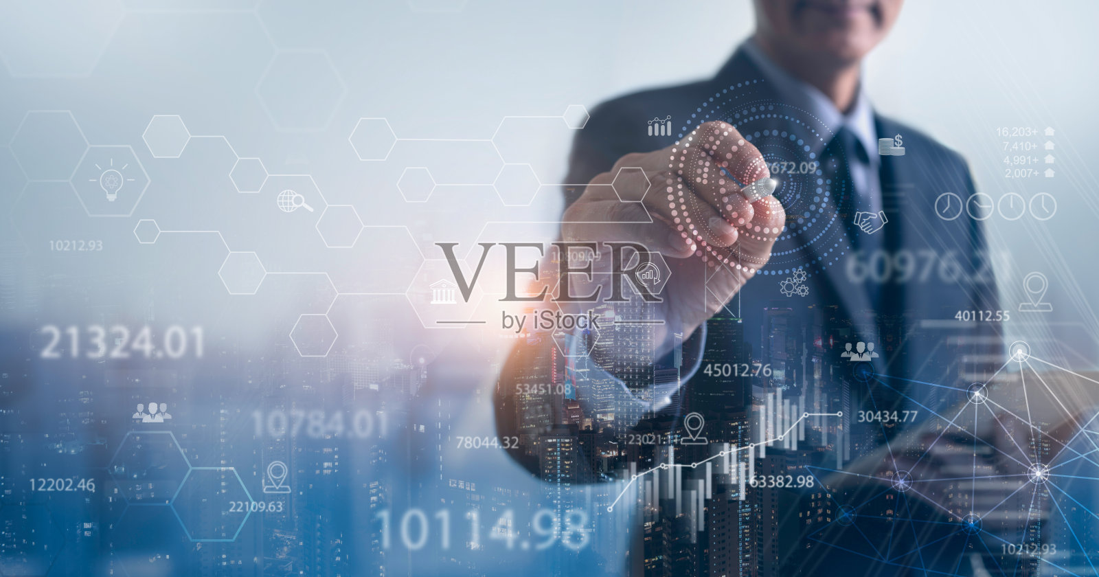 商业战略、计划与目标、金融与投资概念:使用数字平板电脑的商人与城市目标照片摄影图片