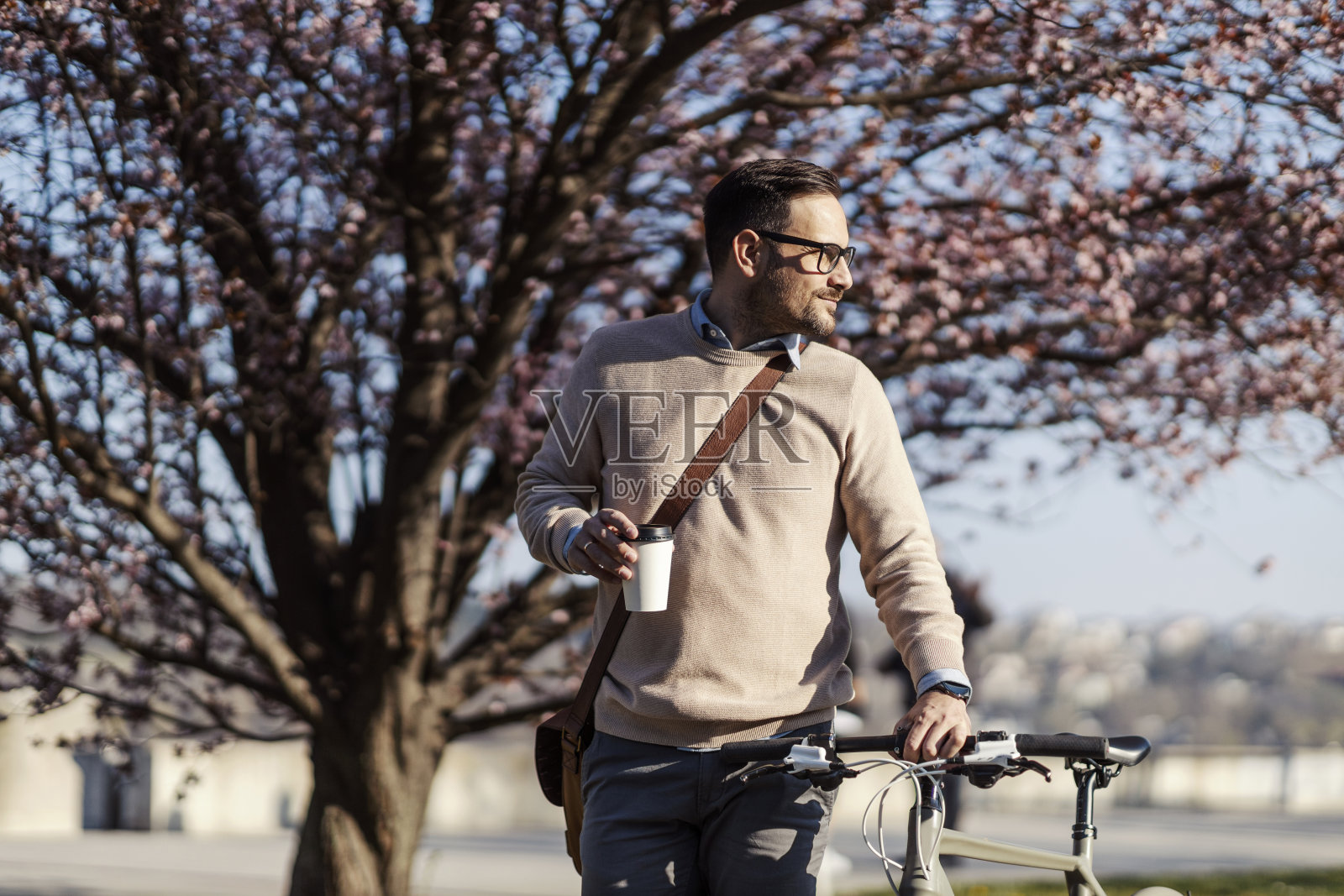 有环保意识的人骑自行车上班。照片摄影图片