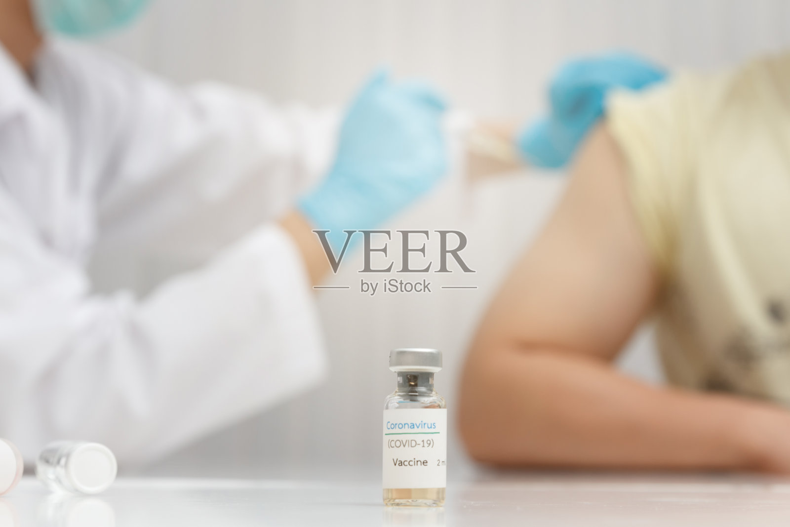 医生为志愿者们进行了新冠疫苗接种实验。照片摄影图片