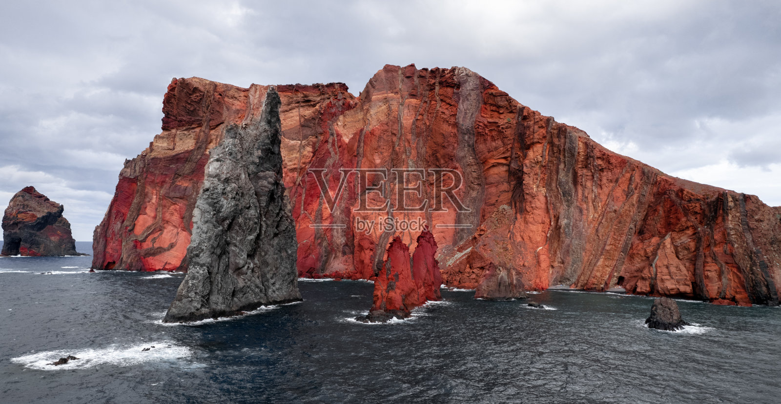 海边的红色岩石峭壁照片摄影图片