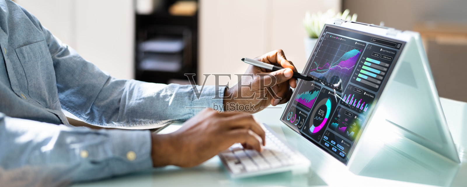 使用数据分析KPI的数据分析师照片摄影图片