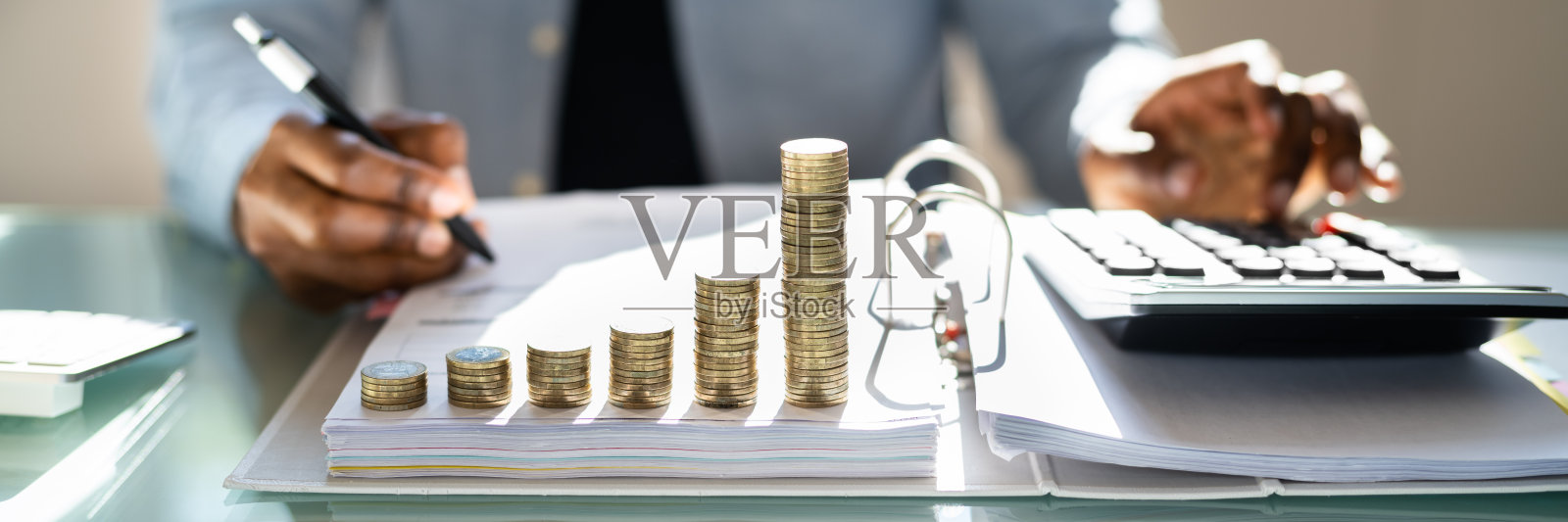 非洲会计使用计算器。纳税人的钱照片摄影图片