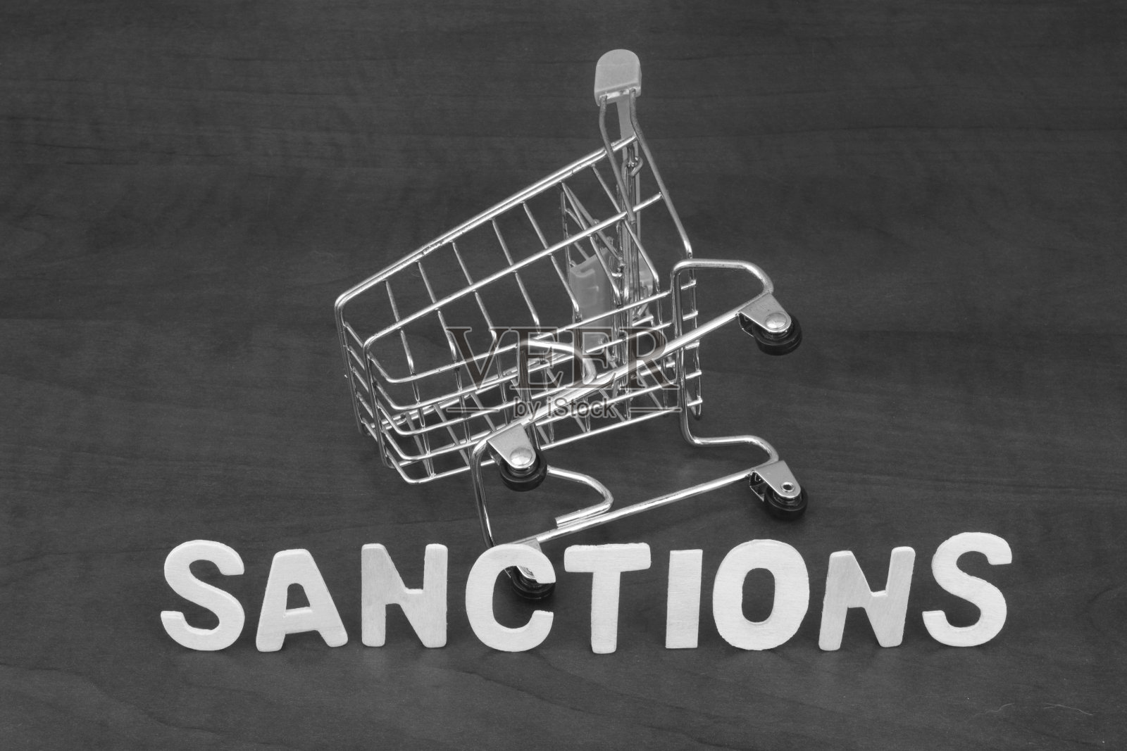 购物手推车和制裁字样特写照片摄影图片