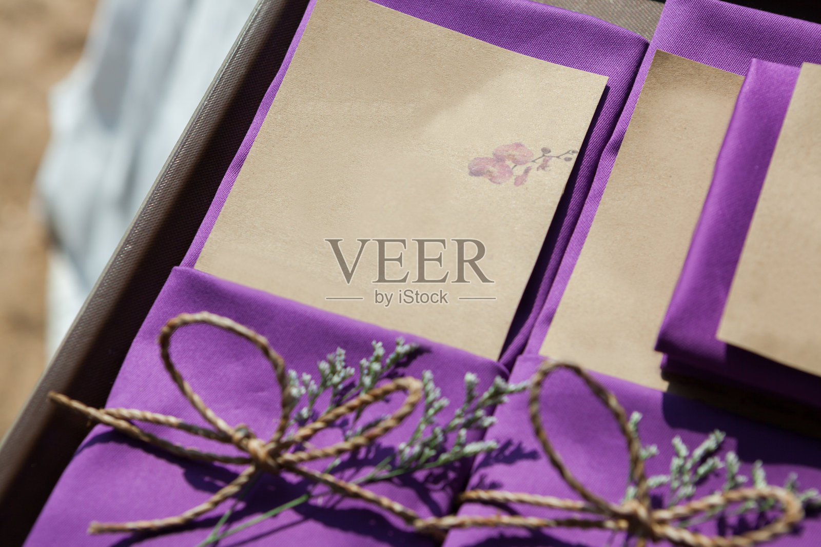 婚礼餐桌摆设。照片摄影图片