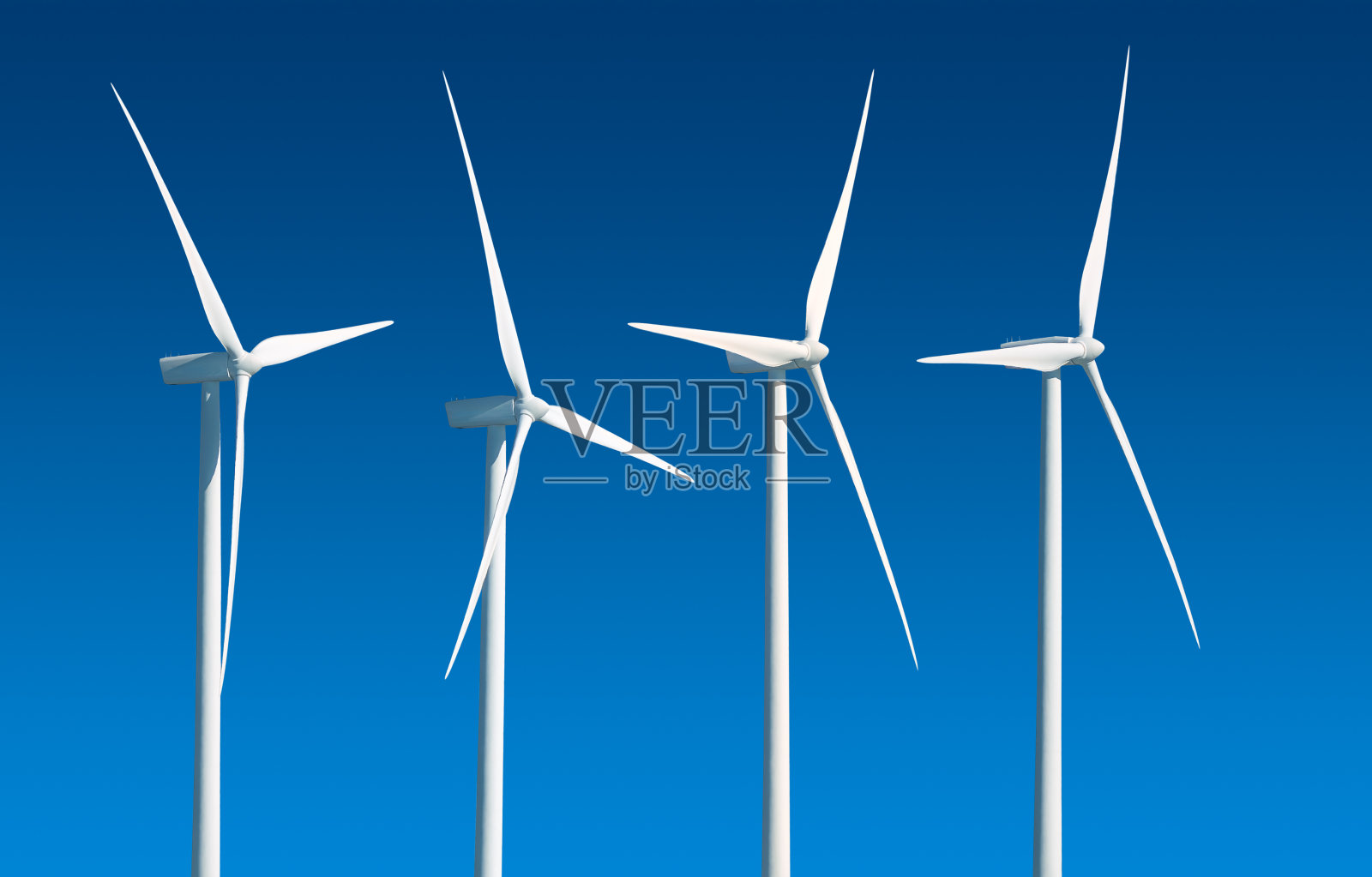 三叶风力涡轮机在一排孤立的蓝色背景照片摄影图片