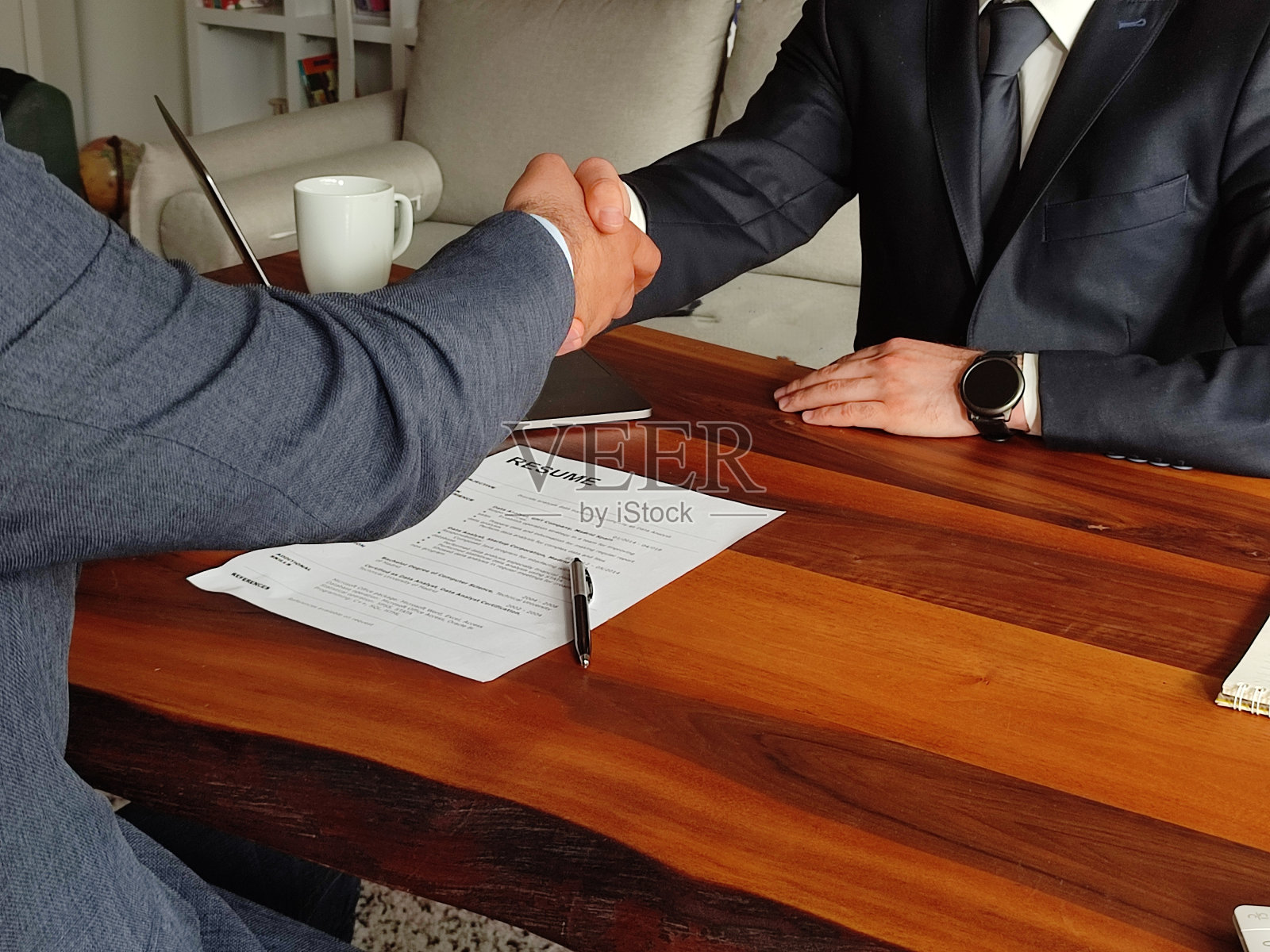 房产中介与客户握手庆祝完成购房保险和投资贷款合同后,握手并拍下成功成交的股票照片照片摄影图片