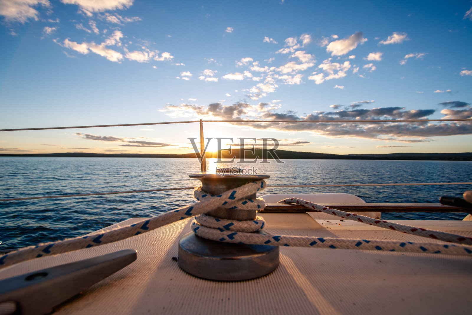 日落时分的船甲板照片摄影图片