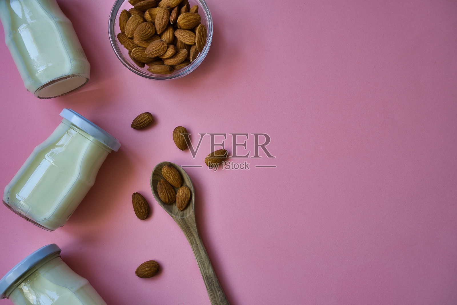 玻璃罐中的杏仁和杏仁饮品照片摄影图片