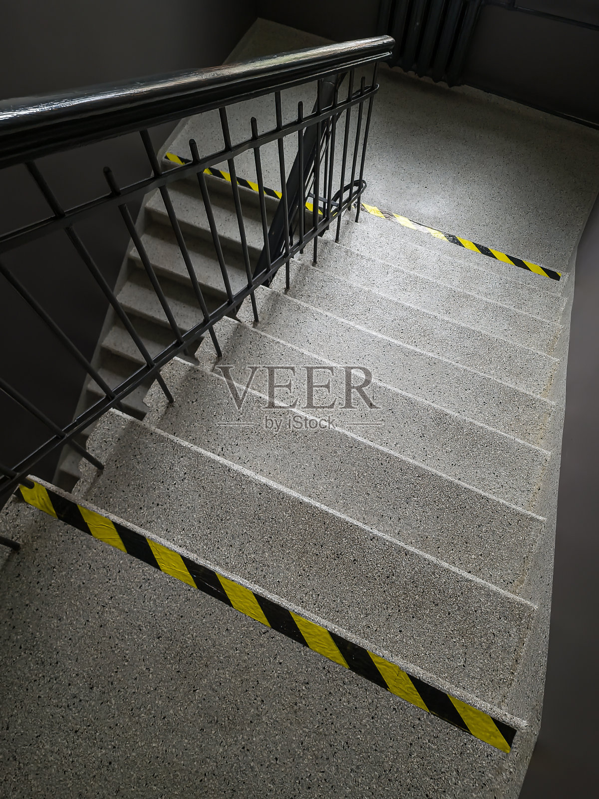 楼梯边缘有黑黄相间的安全标志,地面高度差有警告标志。照片摄影图片