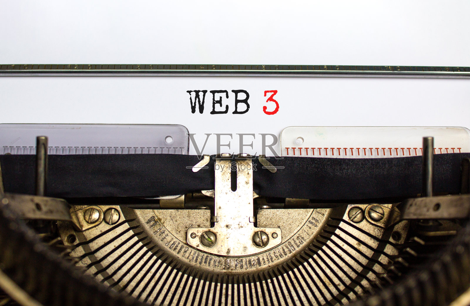 WEB 3的象征。在老式打字机上打字的概念词web3。美丽的白色背景。副本的空间。业务、技术和web3.0的web3概念。照片摄影图片