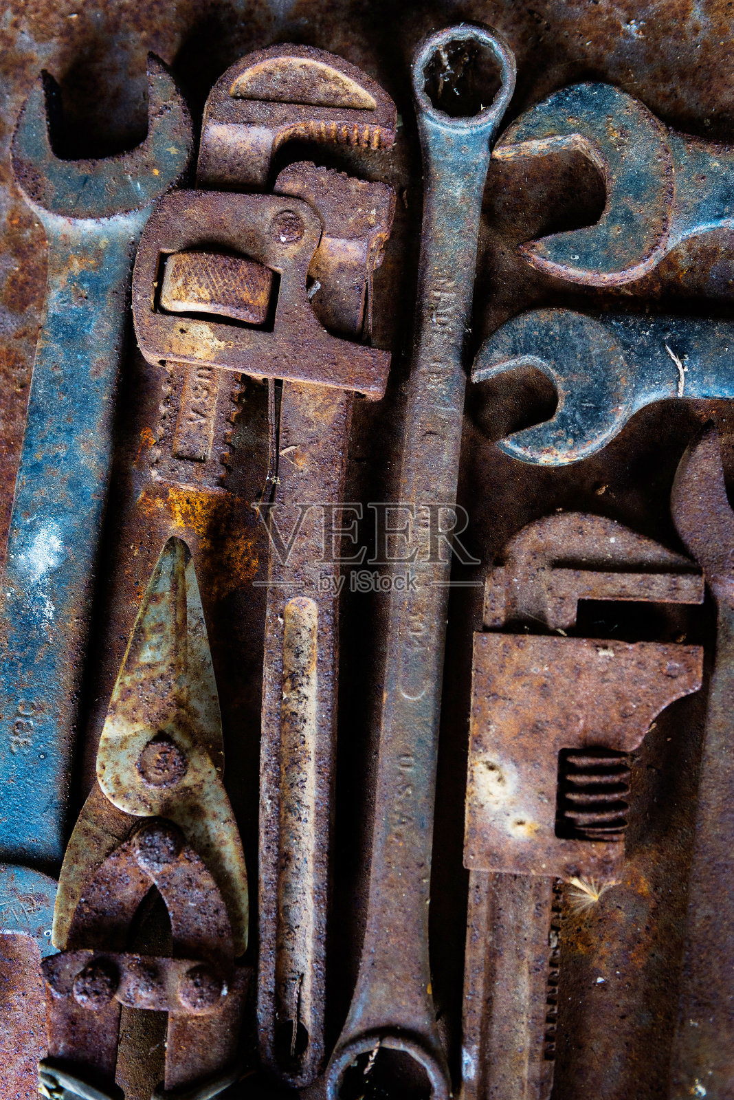 被遗忘的生锈旧工具照片摄影图片