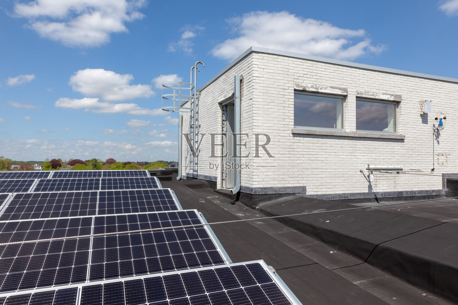 屋顶上的太阳能电池板照片摄影图片