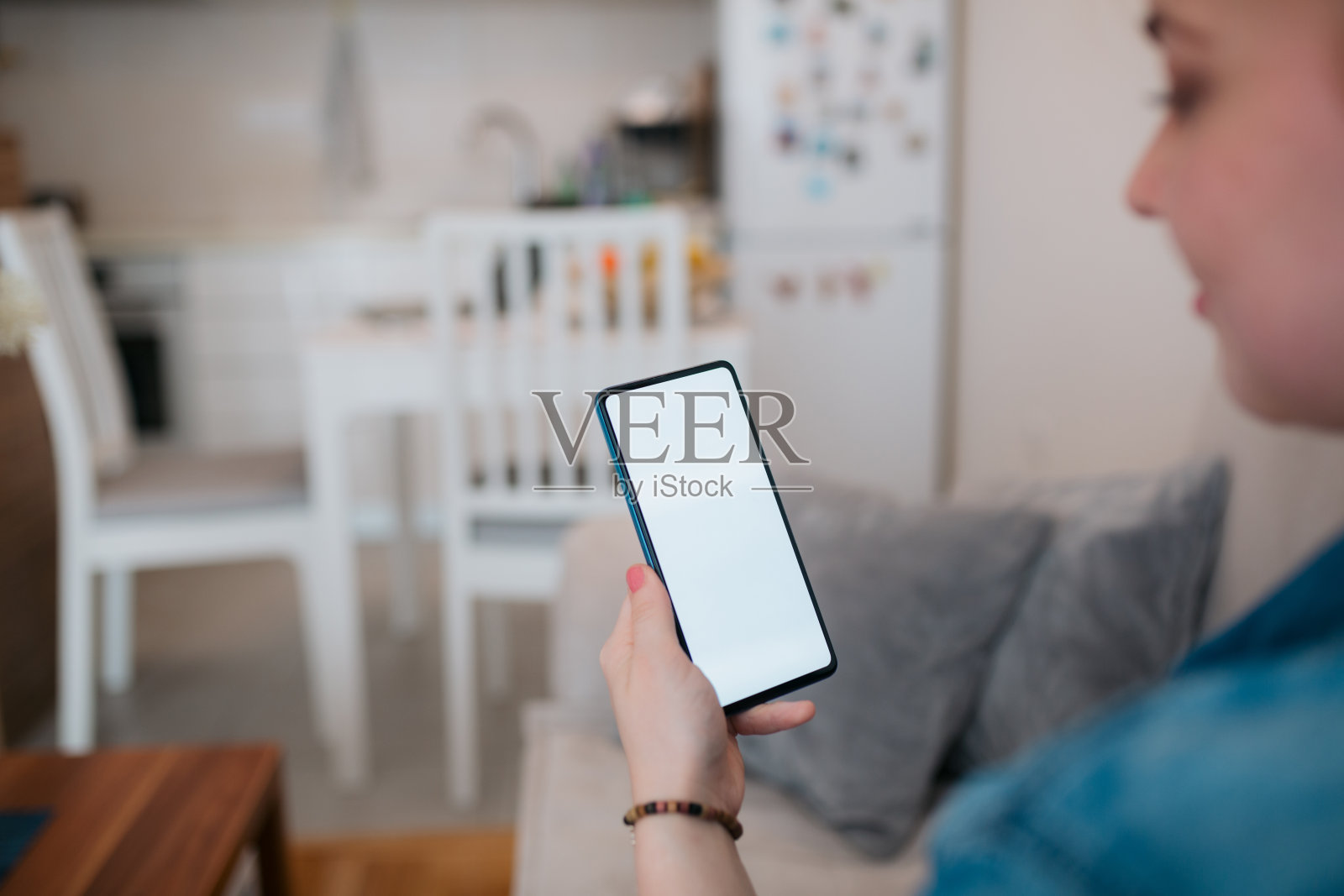 一名年轻的白人女子用智能手机在网上订餐照片摄影图片