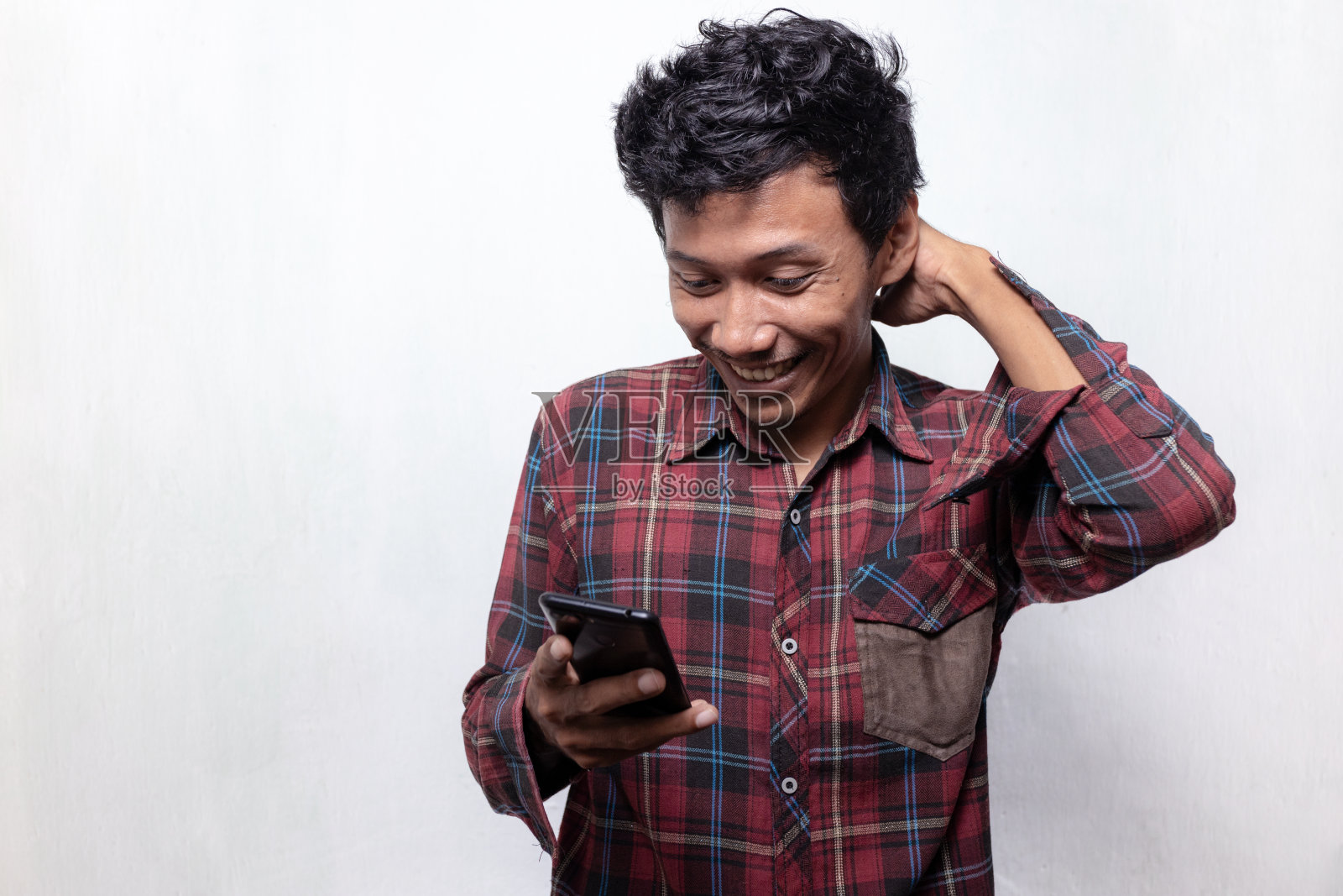 年轻人使用无线设备时的偷拍照片摄影图片