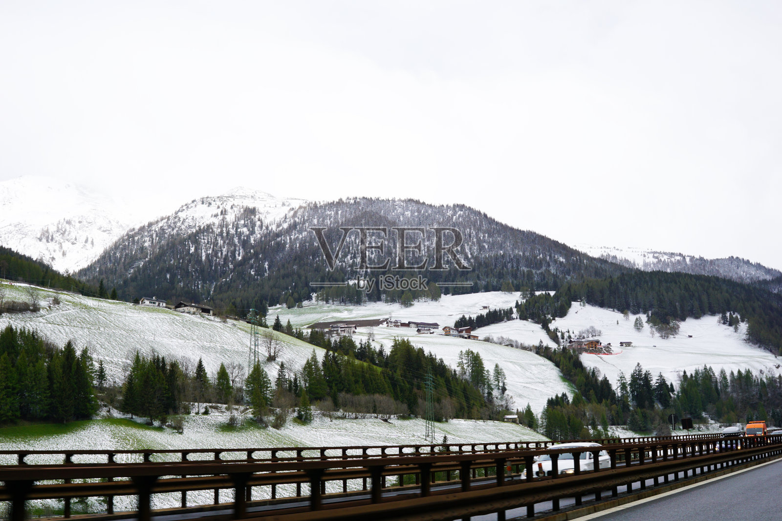 雪山悬崖和多云天空的自然景观,从布伦内罗高速公路到因斯布鲁克的交通视图照片摄影图片