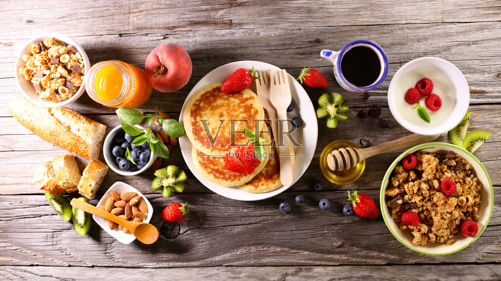 煎饼配燕麦片和新鲜水果照片摄影图片